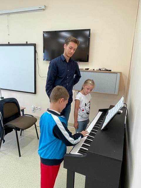 dzieci grają na pianinie